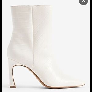 NWT Express Women's Ivory Off-White Ankle Booties Embossed Faux Leather Size 6
